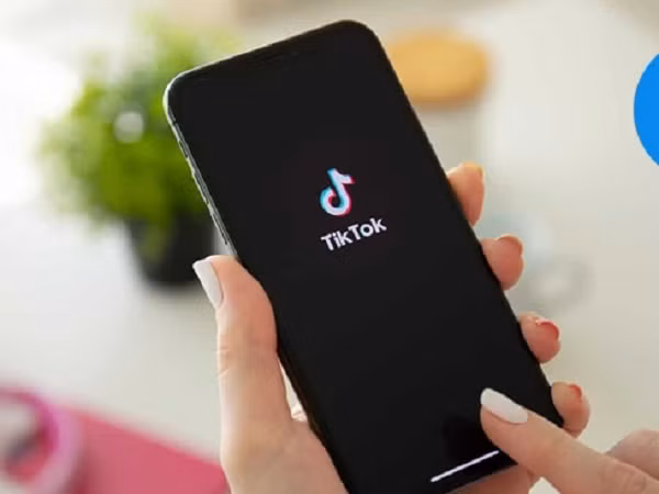 Hashtag #Tourettes hiện có 4,9 tỷ lượt xem trên TikTok, nhiều nhà nghiên cứu đang xem xét mối liên hệ tiềm ẩn của ứng dụng này với sự gia tăng của rối loạn Tics trong đại dịch.