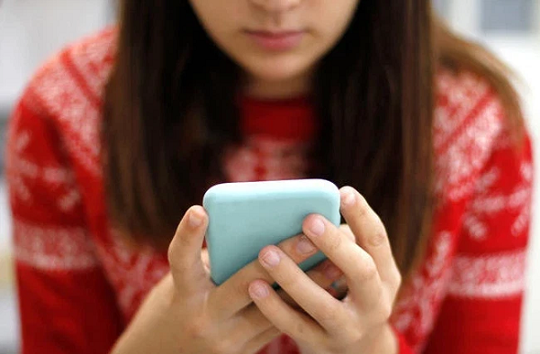 Hội chứng Tourette là một bệnh lý hệ thần kinh khiến bệnh nhân bị co giật. Bệnh thường gặp ở trẻ em, thanh thiếu niên và cả người trưởng thành. Triệu chứng co giật có thể xuất hiện ở bất kỳ bộ phận nào hoặc trên toàn bộ cơ thể, đi kèm là các cử động nhanh lặp đi lặp lại, đột ngột và không thể kiểm soát.