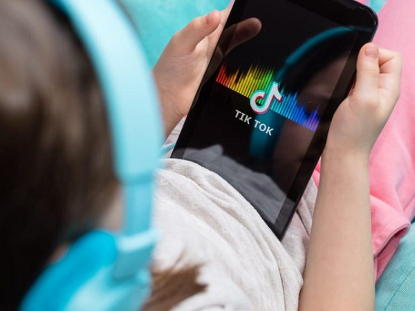 Một số cô gái trẻ cho biết họ đã xem nhiều video trên TikTok có hashtag #Tourette trước khi bắt đầu xuất hiện các triệu chứng, một số người đã đăng video về biểu hiện lạ của mình lên mạng.