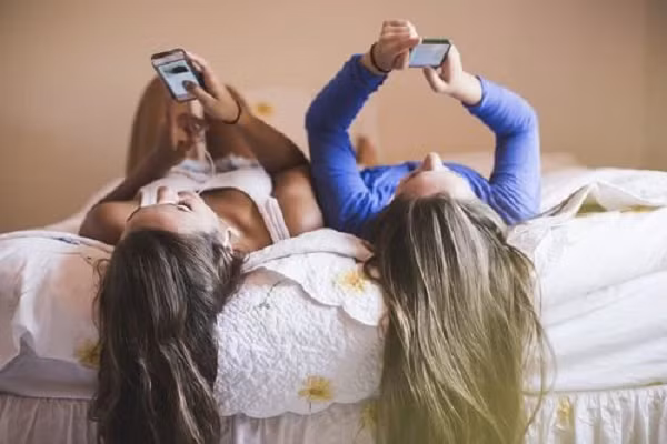 Hiện tượng này cũng đang gây chú ý với các nhà khoa học tại Mỹ, nhiều tổ chức nghiên cứu báo cáo có sự gia tăng rối loạn Tics ở thanh thiếu niên.