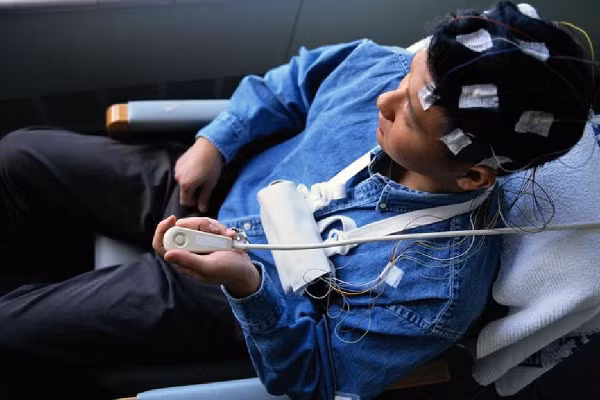 Mặc dù rối loạn Tics có thể điều trị được nhưng các bác sĩ và chuyên gia đã đưa ra lời khuyến nghị đối với các bậc cha mẹ có con ở độ tuổi teen, nên quan tâm đến thói quen sinh hoạt cũng như các nội dung mà con đang tiếp nhận từ các trang mạng xã hội.