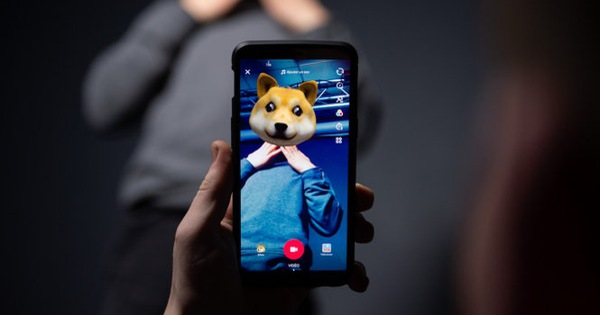 Tiến sĩ Caroline Olvera, một nhà nghiên cứu trong lĩnh vực này tại Anh, đã khảo sát 3.000 video TikTok, phát hiện 19 trong 28 người mắc TS có những biểu hiện Tics mới sau khi xem video của những TikToker khác nhau.