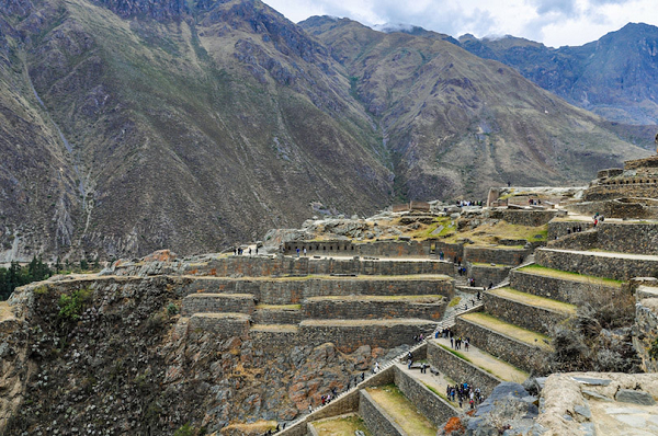 Tuy nhiên đây thực chất là một bức ảnh của Ollantaytambo, một tàn tích của người Inca - một thị trấn và là một địa điểm khảo cổ Inca ở miền nam Peru, cách 72 km về phía tây bắc của thành phố Cusco.