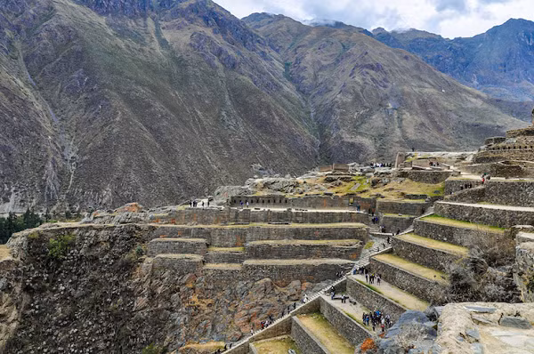 Tuy nhiên đây thực chất là một bức ảnh của Ollantaytambo, một tàn tích của người Inca - một thị trấn và là một địa điểm khảo cổ Inca ở miền nam Peru, cách 72 km về phía tây bắc của thành phố Cusco.