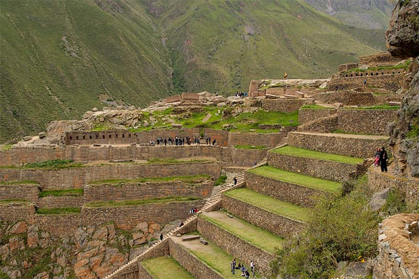 Ollantaytambo là tài sản của Hoàng đế Pachacuti, người đã xây dựng trung tâm nghi lễ và thị trấn này. Trong cuộc chinh phục của người Tây Ban Nha ở Peru, Manco Inca Yupanqui - thủ lĩnh cuộc kháng chiến của người Inca đã sử dụng nó như một pháo đài.