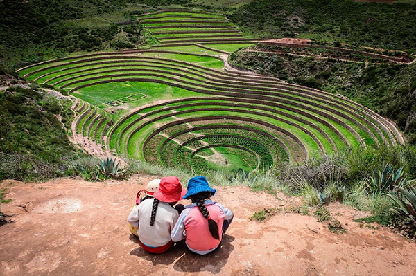 Leo qua 200 bậc thang lên đến đỉnh giúp du khách có thể nhìn toàn cảnh phần còn lại của đài phun nước và đền thờ. Những người dân địa phương trong khu vực thường giới thiệu với du khách khuôn mặt của người Inca được chạm khắc vào vách đá phía trên thung lũng.