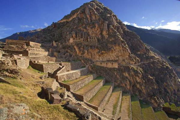Những tàn tích ở Ollantaytambo chủ yếu mang ý nghĩa tôn giáo, mặc dù chúng cũng rất quan trọng về mặt chiến lược. Được xây dựng vào những năm 1400, pháo đài Inca lớn (còn được gọi là Đồi Đền) và Đền thờ Mặt trời bằng đá nguyên khối cao vút trên những con đường rải sỏi của thị trấn.