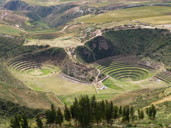 Người Inca đã xây dựng một số nhà kho nền đá trên những ngọn đồi xung quanh Ollantaytambo. Vị trí của chúng ở độ cao lớn, nơi có nhiều gió và nhiệt độ thấp hơn, giúp bảo quản đồ bên trong chống lại sự phân hủy.