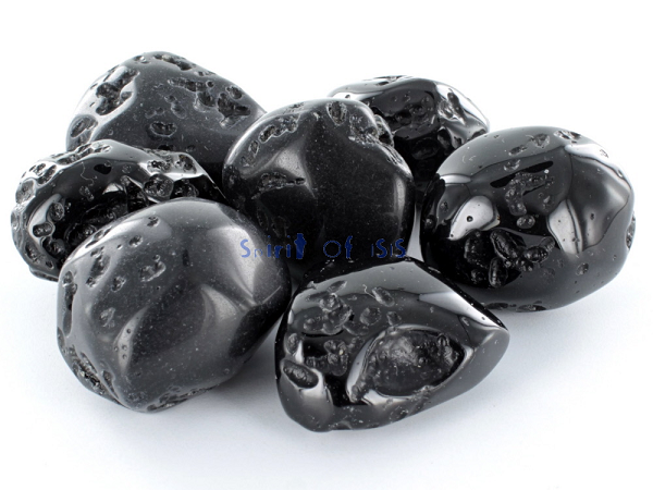 Khu vực châu Úc và bán đảo Đông Dương: đá Tectit có nhiều ở Australia và khu vực bán đảo Đông Dương, đá thiên thạch được tìm thấy tại các khu vực này thường có màu đen tối. Khu vực Bờ Biển Ngà: tại Bờ Biển Ngà người ta gọi đá Tectit là Ivorite và đây là loại đá có màu đen.