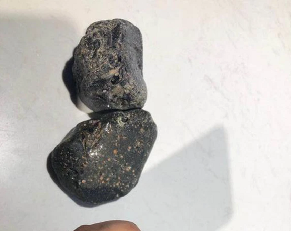 Sau đó, người bạn họ Lý của Vương Kiện, một người rất rành về khoáng chất và đá quý hiếm, tới nhà chơi. Vương Kiện khoe với Lý về những viên đá mình đã nhặt được. Người họ Lý kia đề nghị được xem những viên đá đó và cho rằng đây là thiên thạch.