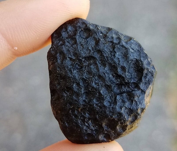 Cuối cùng, các chuyên gia đã kết luận rằng những viên đá mà Vương Kiện tìm thấy là đá Tektite, chứ không phải là thiên thạch. Tên gọi của loại đá này xuất phát từ tiếng Hi Lạp là "Tektos" có nghĩa là "nóng chảy", ngụ ý nói tới nguồn gốc phát sinh của nó: hình thành khi bị nóng chảy rồi nguội rất nhanh.