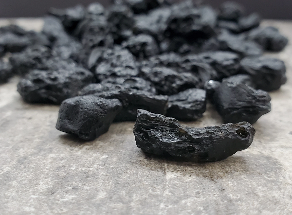 Khu vực Trung Âu: Tại đây người ta gọi đá Tectit là đá Moldavite (thường tìm thấy ở cộng hòa Séc) và có màu xanh lá cây. Khu vực Bắc Mỹ: Khu vực này phân đá Tectit làm 2 loại, đá Tectit tìm thấy ở bang Texas được gọi là Bediasites có màu nâu sẫm đến đen còn ở bang Georgia lại gọi là Georgiaites có màu xanh lục hơi ngả vàng.