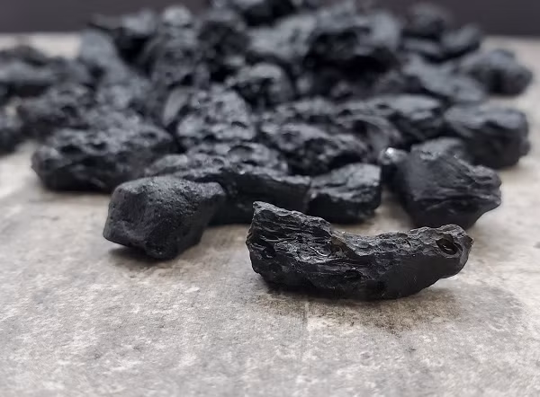 Khu vực Trung Âu: Tại đây người ta gọi đá Tectit là đá Moldavite (thường tìm thấy ở cộng hòa Séc) và có màu xanh lá cây. Khu vực Bắc Mỹ: Khu vực này phân đá Tectit làm 2 loại, đá Tectit tìm thấy ở bang Texas được gọi là Bediasites có màu nâu sẫm đến đen còn ở bang Georgia lại gọi là Georgiaites có màu xanh lục hơi ngả vàng.