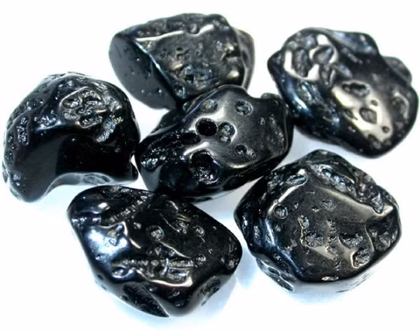 Sau đó, Vương Kiện và bạn bè của mình tới Trung tâm kiểm định Đá và Khoáng sản Thành Đô thuộc Cục Địa chất và Tài nguyên khoáng sản tỉnh Tứ Xuyên để nhờ kiểm tra.