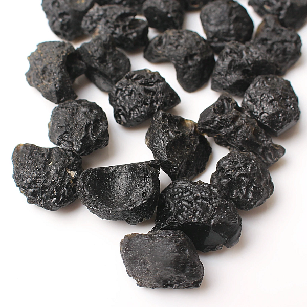 Các nhà khoa học đã tìm được nhiều dấu tích chứng minh chúng được hình thành do sự va chạm của thiên thạch với vỏ Trái Đất. Nhiệt độ cao và lực va chạm vô cùng mạnh của chúng khiến cho đá và cát bắn lên không trung, bay vào không gian và nguội dần.