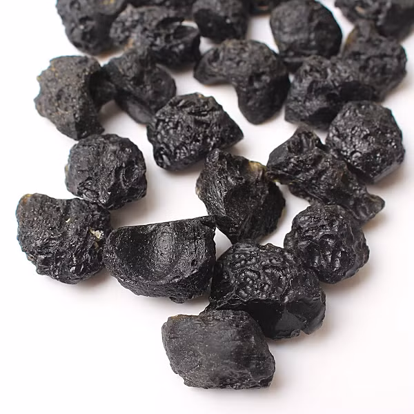 Các nhà khoa học đã tìm được nhiều dấu tích chứng minh chúng được hình thành do sự va chạm của thiên thạch với vỏ Trái Đất. Nhiệt độ cao và lực va chạm vô cùng mạnh của chúng khiến cho đá và cát bắn lên không trung, bay vào không gian và nguội dần.