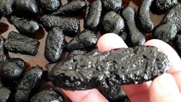 Sau khi nguội đi, chúng bị các tiểu hành tinh hoặc sao chổi va đập và đẩy trở lại Trái Đất, rơi xuống mặt đất và tạo nên đá Tektite. Mặc dù thiên thạch tạo ra đá Tektite nhưng bản thân nó lại không phải là thiên thạch.