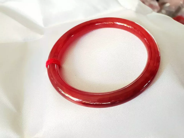 Điểm đặc trưng và dễ nhận diện nhất của Ngọc Huyết chính là những vân màu đỏ tươi như máu bên trên bề mặt Ngọc. Ngọc Huyết trong thiên nhiên tồn tại với 8 màu cơ bản bao gồm: trắng, vàng, đen, đỏ, xám, tím, xanh dương và xanh lá cây. Ngoài ra, cấu tạo tự nhiên của Ngọc Huyết thuộc họ thạch anh Chalcedony với những vân đỏ do ảnh hưởng nén lâu năm của các loại ô xít sắt.