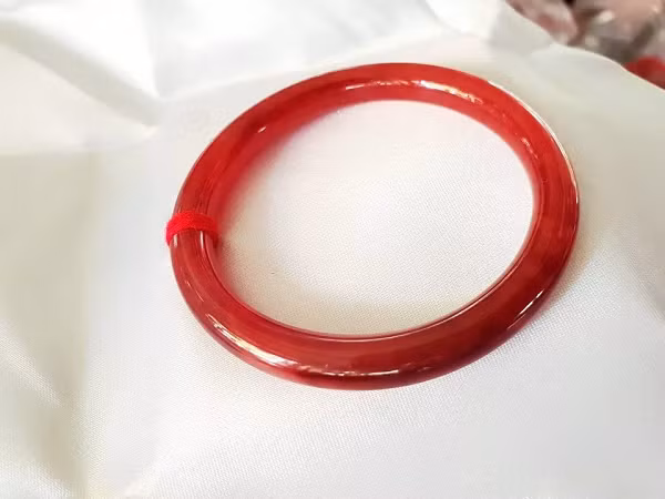 Điểm đặc trưng và dễ nhận diện nhất của Ngọc Huyết chính là những vân màu đỏ tươi như máu bên trên bề mặt Ngọc. Ngọc Huyết trong thiên nhiên tồn tại với 8 màu cơ bản bao gồm: trắng, vàng, đen, đỏ, xám, tím, xanh dương và xanh lá cây. Ngoài ra, cấu tạo tự nhiên của Ngọc Huyết thuộc họ thạch anh Chalcedony với những vân đỏ do ảnh hưởng nén lâu năm của các loại ô xít sắt.