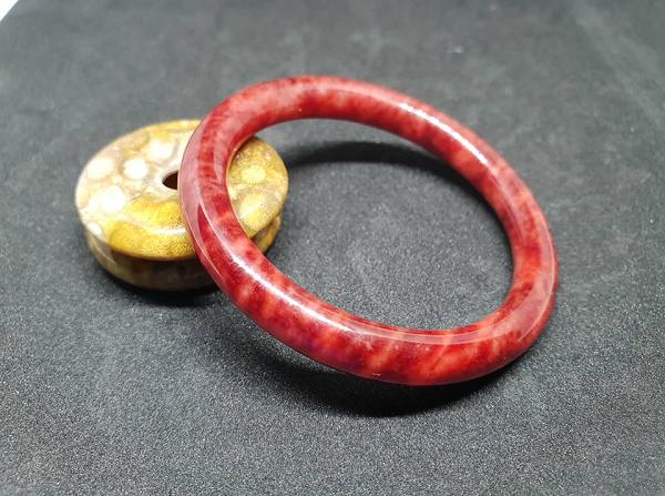 Tồn tại từ thời cổ đại xa xưa và ở nhiều lục địa khác nhau, mọi người đều xem Ngọc Huyết như loại đá quý đẹp và mang ý nghĩa cực kỳ quan trọng đối với cuộc sống. Đây là loại đá quý thường được đính trên các món vật trang sức mà vua chúa hoặc các gia đình quyền thế sử dụng.