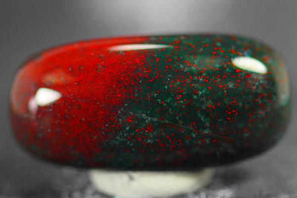 Nguồn gốc của huyết ngọc được nhiều người tin rằng ít nhiều có liên quan tới người chết. Ngọc có màu đỏ như máu hoặc có vân đỏ thường được gọi là “huyết ngọc”. Theo nhiều giai thoại truyền loại, màu đỏ của huyết ngọc có được là do chúng đã hấp thu và dung hòa với máu tươi.