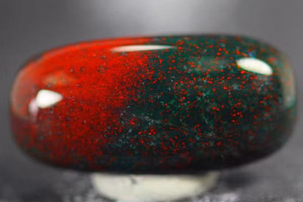 Nguồn gốc của huyết ngọc được nhiều người tin rằng ít nhiều có liên quan tới người chết. Ngọc có màu đỏ như máu hoặc có vân đỏ thường được gọi là “huyết ngọc”. Theo nhiều giai thoại truyền loại, màu đỏ của huyết ngọc có được là do chúng đã hấp thu và dung hòa với máu tươi.