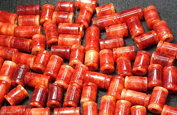 Tương truyền rằng người xưa khi chết sẽ được đặt vào miệng một miếng ngọc. Thời gian trôi đi, máu từ xác chết nhuộm đỏ viên ngọc và biến chúng trở thành "Huyết ngọc".