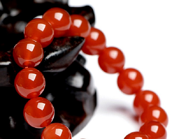 Một số nền văn hóa phương Tây tồn tại truyền thuyết cho rằng đây chính là máu của Chúa Giêsu Kitô khi bị đóng đinh trên cây thập giá. Cho đến ngày nay, Ngọc Huyết đỏ được xem như là biểu tượng của sự hy sinh, tấm lòng cao cả và đại diện cho lý tưởng tử đạo.