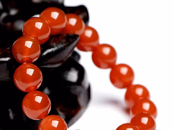 Một số nền văn hóa phương Tây tồn tại truyền thuyết cho rằng đây chính là máu của Chúa Giêsu Kitô khi bị đóng đinh trên cây thập giá. Cho đến ngày nay, Ngọc Huyết đỏ được xem như là biểu tượng của sự hy sinh, tấm lòng cao cả và đại diện cho lý tưởng tử đạo.