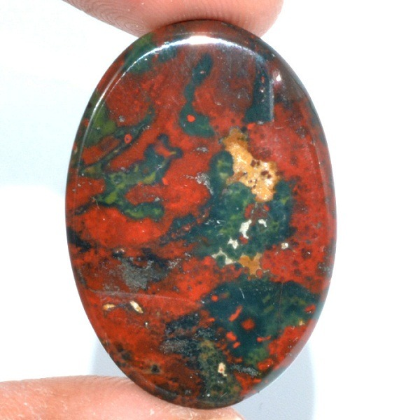 Tuy nhiên, lại có loại "huyết ngọc" vô cùng quý hiếm được chế tác làm đồ trang sức, có ý nghĩa đặc biệt về cả tinh thần lẫn sức khỏe. Đó chính là Ngọc Huyết còn gọi là Bloodstone.