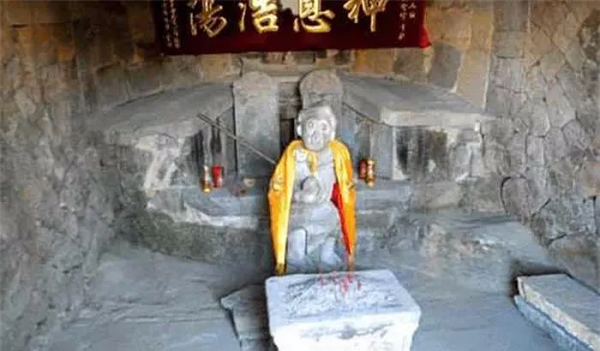 Vào những năm 80 của thế kỷ trước, một phát hiện mộ cổ đã khiến cả giới khảo cổ lẫn dư luận vô cùng bất ngờ. Đó là lăng mộ của Tề Thiên Đại Thánh trên núi Bảo Sơn, huyện Thuận Xương, tỉnh Phúc Kiến.