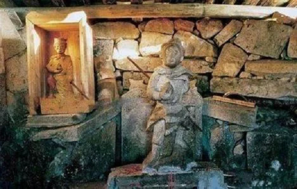 Theo thông tin khắc trên bia mộ, Tề Thiên Đại Thánh và em trai ông là Thông Thiên Đại Thánh là hai nhân vật sống dưới thời nhà Nguyên. Thông Thiên Đại Thánh đã kết hôn với công chúa con vua, còn lai lịch của Tề Thiên Đại Thánh được tò mò hơn cả thì không thể đọc được nữa.