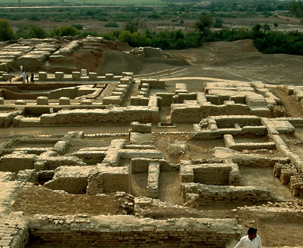 Do đó, các nhà khảo cổ gọi nó là "Mohenjo Daro", có nghĩa là "thành phố chết chóc". Giữa đống đổ nát của Mohenjo Daro, các nhà khoa học nhận thấy một hiện tượng vô cùng kỳ lạ khi ở trung tâm, mọi thứ từ nhà cửa đến các vật thể khác gần như đều bị nghiền nát thành bột. Song ở cách xa trung tâm thì những ngôi nhà chỉ hư hại nhẹ.