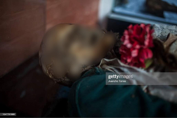 Tại một nghĩa địa ở thị trấn nhỏ San Bernardo, Colombia, bằng một cách kỳ lạ nào đó, các xác chết không bị phân hủy mà cứ tự nhiên hóa đá lại sau một thời gian an nghỉ.