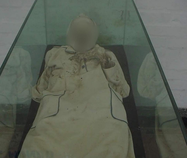 “Tôi nghĩ rằng do vị trí mới của nghĩa trang, bởi vì hiện tượng đó chưa bao giờ xảy ra ở nghĩa trang cũ", một người dân địa phương cho biết.