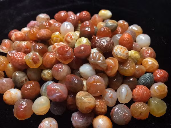 Ai ai cũng tò mò đoán xem đây là loại đá gì, người thì cho rằng nó là bộ não động vật hóa thạch, người cho rằng viên đá này đến từ ngoài hành tinh. Rất nhiều người chụp ảnh viên đá để đăng lên mạng hỏi han.