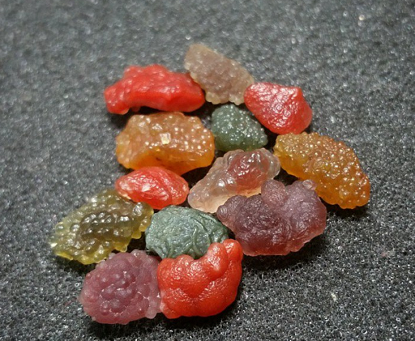 Sau đó ông Trương đã bán viên đá cho một người đàn ông với giá 800 NDT (hơn 2 triệu VND). Tuy nhiên, chỉ một lúc sau, một chuyên gia về đá quý đã tìm tới và đề nghị bác Trương bán viên đá cho ông.