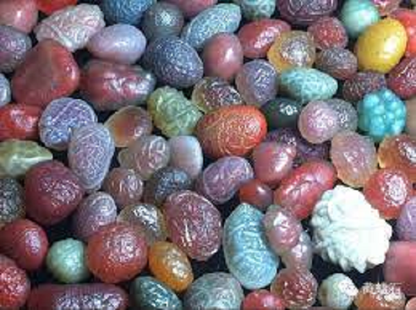 Trong quá trình đó, có vô số bong bóng được tạo ra, khi gặp lạnh, các bọt khí bị bịt kín đã tạo thành nhiều lỗ nhỏ trên bề mặt viên đá nên chúng mới có hình dáng độc đáo như thế.