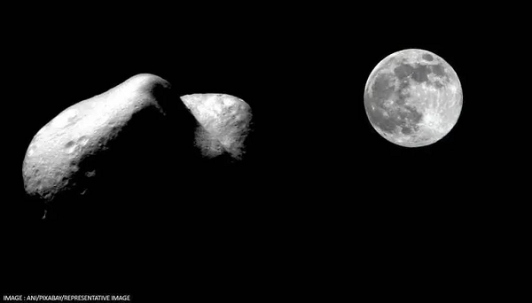 Họ phát hiện ra rằng nó có màu đỏ bất ngờ và phát hiện ra rằng quang phổ của Kamo’oalewa không khớp với các tiểu hành tinh khác sau khi so sánh nó với gần 2.000 quang phổ của các tiểu hành tinh gần Trái đất khác.