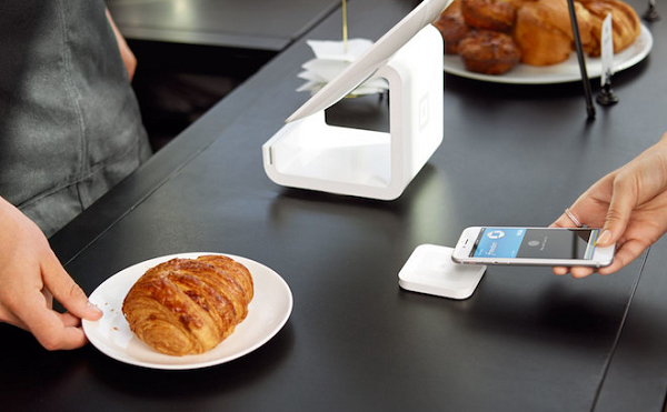 Nếu đang sử dụng mạng VinaPhone, bạn có thể cài đặt ứng dụng VNPT Pay trên kho ứng dụng để trải nghiệm. Tài khoản Mobile Money của người dùng sẽ được quản lý trên các hệ thống hạ tầng kỹ thuật an toàn, đạt tiêu chuẩn bảo mật quốc tế như PCI-DSS. Trong giai đoạn đầu, MobiFone sẽ triển khai cung cấp dịch vụ tại hơn 600 điểm giao dịch trên toàn quốc.