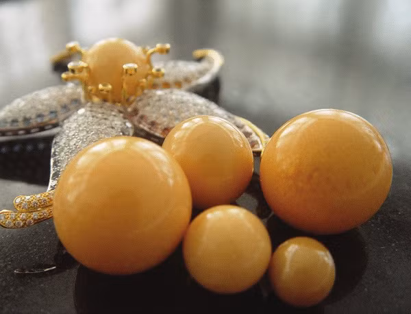 Thú vị hơn là còn có thông tin về một người đàn ông Trung Quốc giàu có sẵn sàng chi ra 6,9 tỷ đồng với một điều kiện là ông ta tới tận nơi để kiểm định viên ngọc.