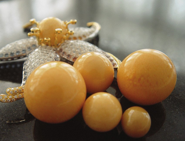 Thú vị hơn là còn có thông tin về một người đàn ông Trung Quốc giàu có sẵn sàng chi ra 6,9 tỷ đồng với một điều kiện là ông ta tới tận nơi để kiểm định viên ngọc.