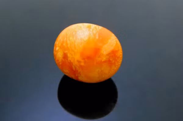 Giống với cách hình thành của ngọc trai, hành trình của ngọc ốc giác bắt đầu khi một tạp chất (hạt bụi) lọt vào bên trong sinh vật và lớp nhân này sẽ bắt đầu được bao bọc bởi một chất dịch do loài ốc tạo ra để giảm bớt sự khó chịu. Trong vài năm, các lớp sẽ được tích dần và tạo thành một viên ngọc Melo Pearl.