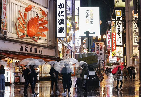 Nhiều người cho rằng nguyên nhân là Nhật Bản có tỷ lệ tiêm chủng cao nhất trong số những nước phát triển. Đến nay, 75% dân số Nhật Bản đã tiêm đủ hai liều vắc xin.