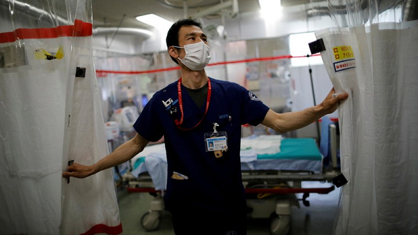 Dù nguyên nhân của hiện tượng này vẫn chưa rõ ràng, nhưng nhiều chuyên gia nhận định lý do chính nằm ở những thay đổi về di truyền của nCoV trong quá trình nhân lên, tốc độ là khoảng hai đột biến mỗi tháng.