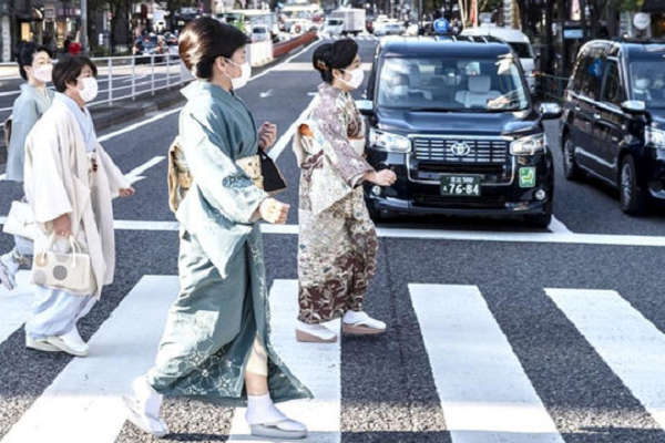 Virus SARS-CoV-2 có tỉ lệ đột biến rất cao, giúp chúng nhanh chóng thích nghi với những thay đổi của môi trường. Tuy nhiên, điều này cũng mở ra một cánh cửa khác có lợi cho con người, khi các đột biến phát triển quá nhiều và xếp chồng lên nhau gây nên sự tuyệt chủng hoàn toàn của virus.