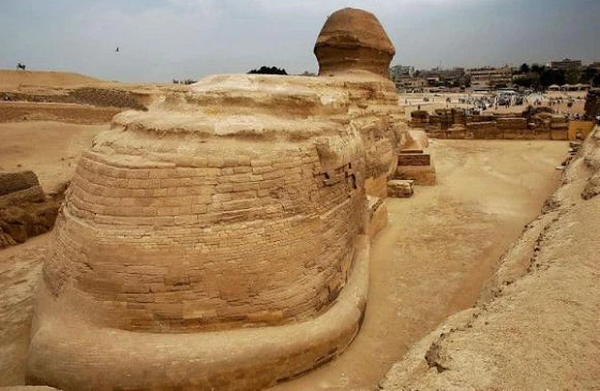 Tác phẩm điêu khắc nổi tiếng nhất - bức tượng Nhân sư lớn bằng đá vôi nguyên khối nằm ở cao nguyên Giza, tả ngạn sông Nile, Ai Cập có một cái đuôi khá dài.