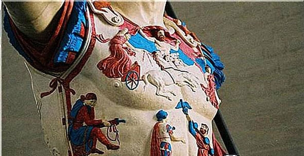 Các nhà nghiên cứu đã tìm thấy được dấu tích của màu sơn trên các bức tượng điêu khắc và phục dựng lại được diện mạo gốc của chúng. Nghiên cứu cho biết rất nhiều bức tượng đơn sắc ngày nay ban đầu được sơn các màu sắc tươi sáng. Sau đó, qua nhiều thế kỷ, màu sơn gốc đã bị "bay màu" bởi thời gian.