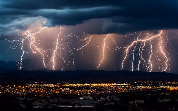 Mới đây, các nhà khoa học tiếp tục tìm ra cách ứng dụng hạt muon vô cùng hữu ích, đó là cho chúng xuyên vào các núi lửa, từ đó chụp ảnh và lập bản đồ cấu trúc các dòng magma ẩn bên trong núi lửa.