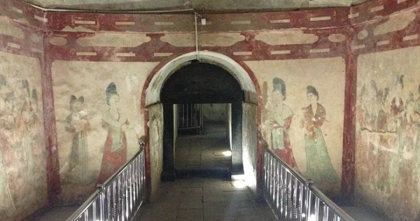 Văn bia của cô ấy lại nói rằng cô đã chết vì sinh con - xương chậu của cô nhỏ hơn nhiều so với những phụ nữ khác cùng tuổi. Một giả thuyết khác cho rằng cô ấy có thể đã bị sẩy thai sau khi nghe tin anh trai và chồng bị hành quyết.